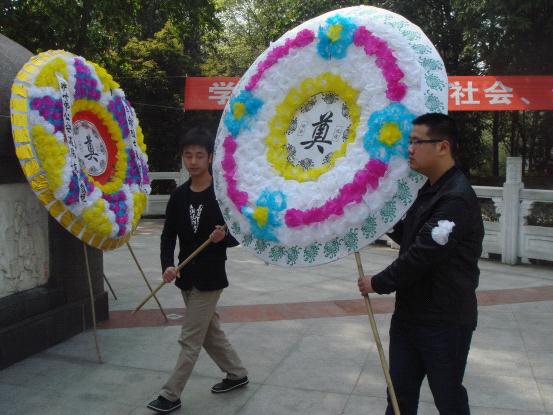 	在庄严肃穆的气氛中，同学们为先烈献上饱含敬意的花圈